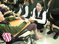 姿妃老師指導足部按摩。