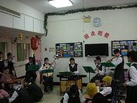 國樂社同學的演奏,讓老人家歡喜不己。