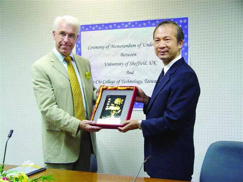 洪校長與英國Sheffield university護理學院院長簽立教學研究合作協定(2006年)