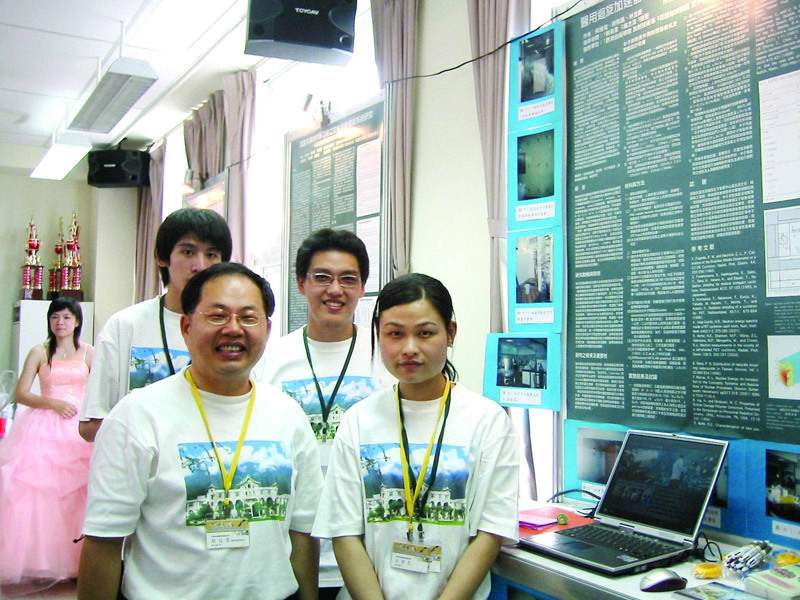 蔡長書教務長帶領學生參加教育部「健康台灣2006創新研發大展」