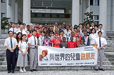全體服務的師生與史瓦濟蘭小朋友合影