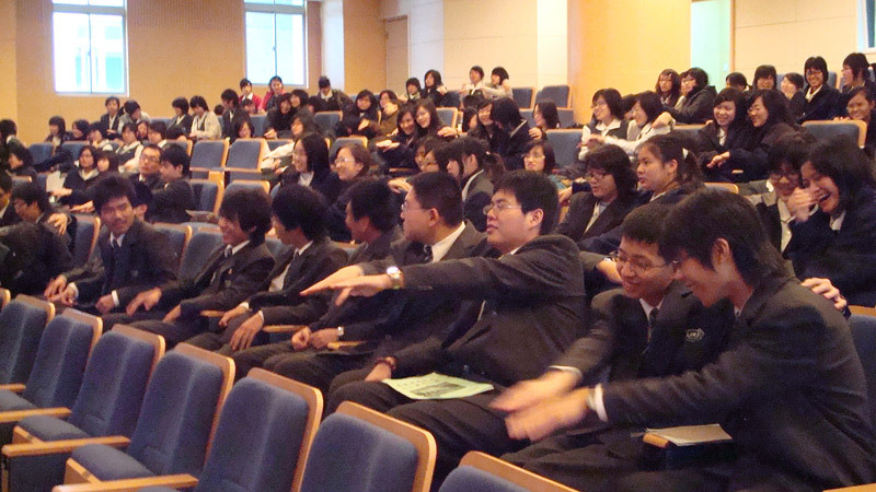  團康活動在輕鬆愉快的方式下拉近人與人之間的距離