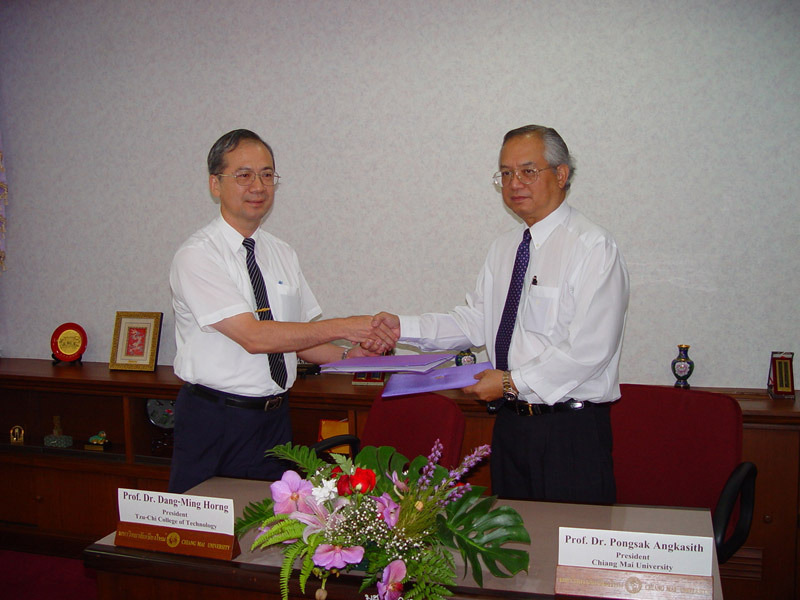 洪校長與清邁大學校長簽立兩校學術研究交流與合作協定(2005年)