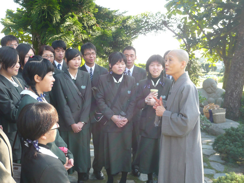 勱師父跟同學們分享如何做到慈濟人文-「克己復禮」之美