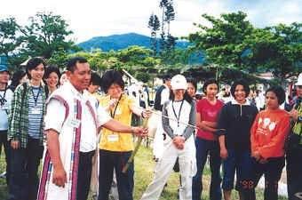 同學參與原住民打耳季活動