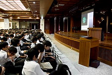 鄭院長勸勉同學，遠離毒品，才能擁有健康的人生。生動而精采的講說，讓同學們收穫滿滿。