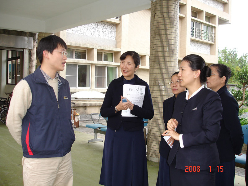 媽媽們與內政部東區老人之家社工員請益 