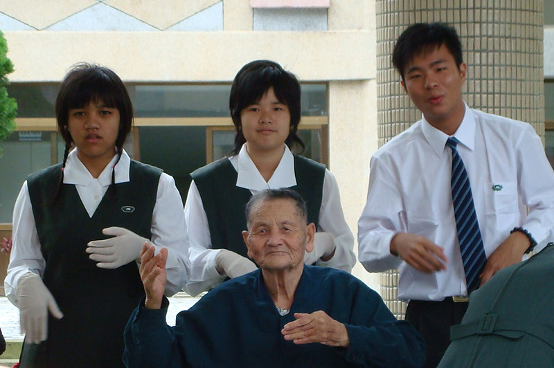 看到同學們 表演,爺爺也跟著大家擺動
