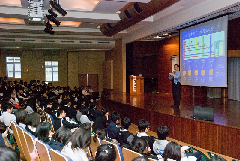 雖然網路安全防護知識有些艱深,但透過了賴顧問深入淺出的演講,學生亦十分容易明白