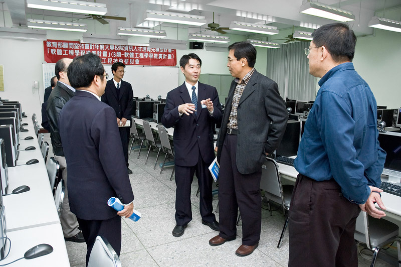 訪視委員們參觀資工系的軟體工程實驗室