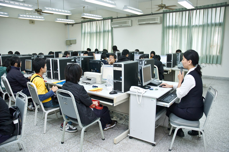由電算中心賴愛姍同仁來教社團幹部們影片剪輯與網頁製作