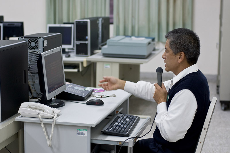 除了microsoft的office外,自由軟體之一的open office是另一種更好的選擇  