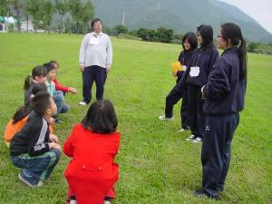 在草坪上帶「大地遊戲」的活動