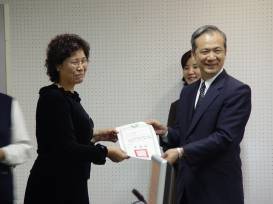 洪校長頒發結業證書給培訓學員