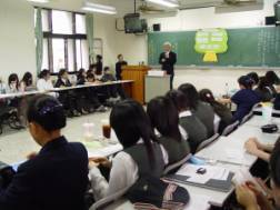 慈誠爸爸跟同學說明「克己復禮」的意義 