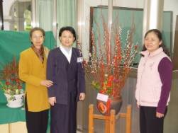 同仁與社員趙寶美小姐及其作品「春暖花開」的合照