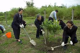 陳副總、校長與主任秘書皆參與植樹,共同為大地盡份心力