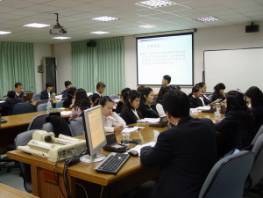 台灣科技大學沈江洪先生為大家簡報說明