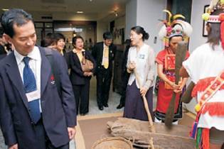 謝麗華主任為參訪來賓們示範原住民的工作中如何結合音樂使工作、生活藝術化。