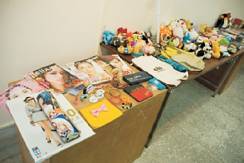 跳蚤市場所義賣的項目，有書籍、衣物與娃娃等各項物品 
