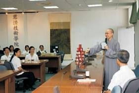 寅師父在短短的時間裡,以許多的小故事來說明「克己復禮」的重要