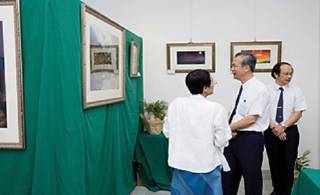 黃楚楚老師向校長解說作品的出發點與創作過程。