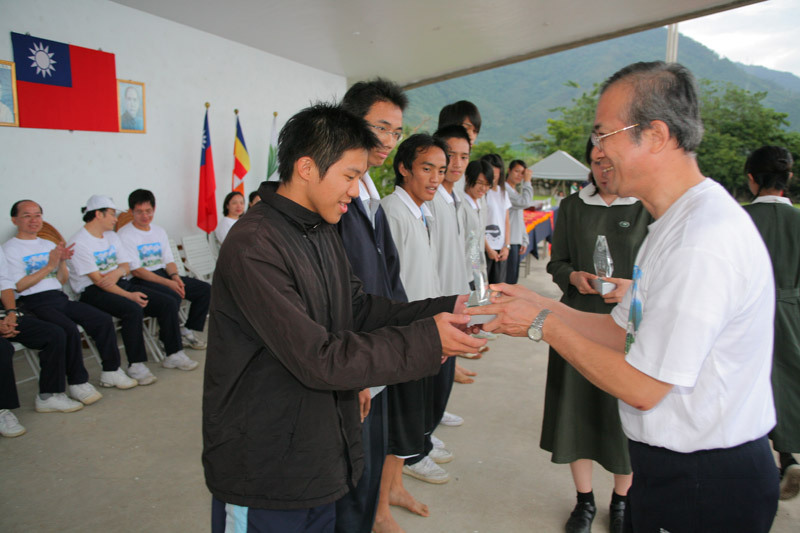 校長頒發100公尺男子組優勝學生獎杯