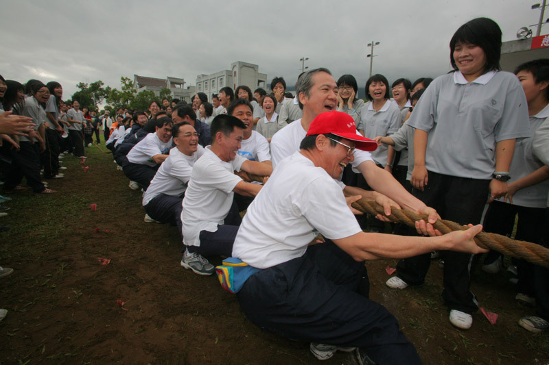 拔河比賽，大家加油！