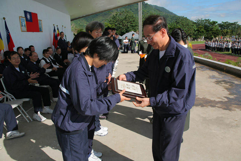 陳副總頒發服務滿十年奬章