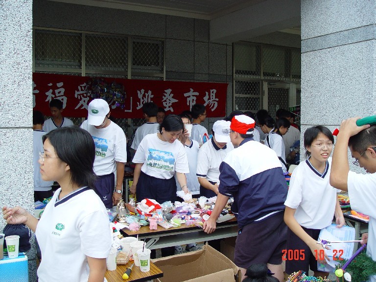 跳蚤巿場義賣,熱鬧滾滾