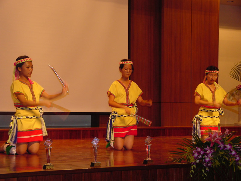 同學在台上表演原住民活動舞蹈