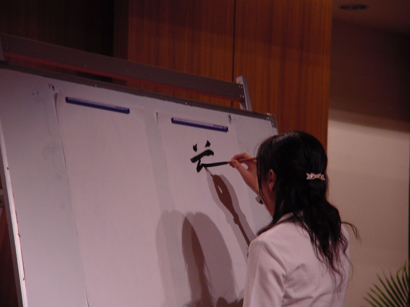 同學揮亳毛筆寫下「慈悲喜捨」校訓展現另一種書法才藝