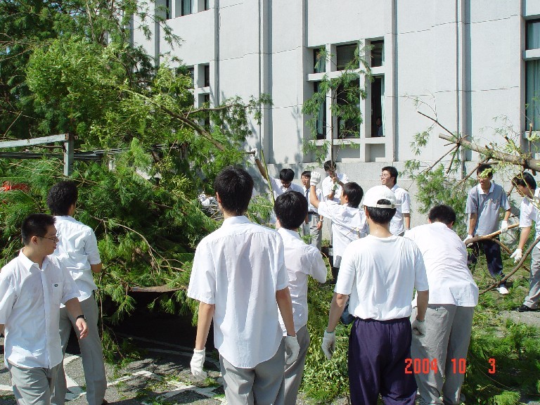 本校師生協力清掃校園