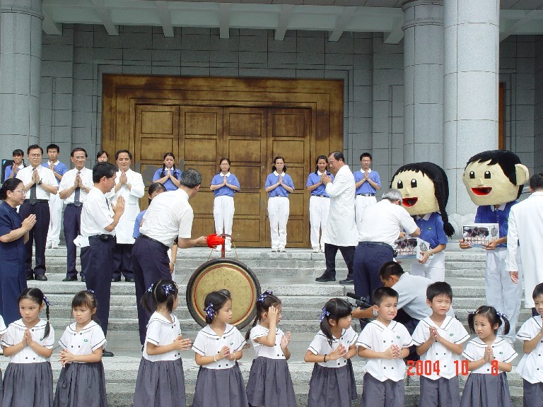 共敲愛心鑼凝聚慈濟愛