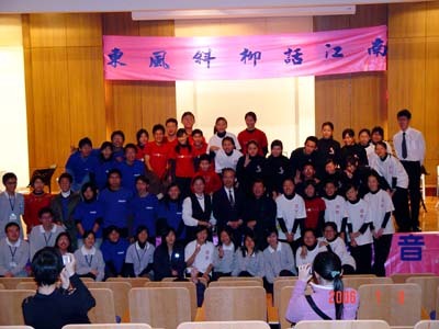 全體工作人員邀請校長一同合照