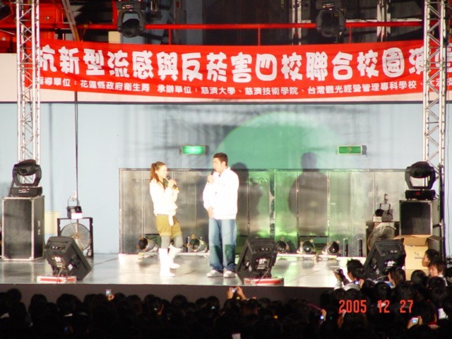 各歌手與主持人一問一答