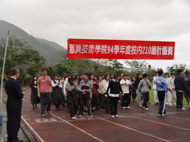 校長準備鳴槍210圈要開跑囉！
