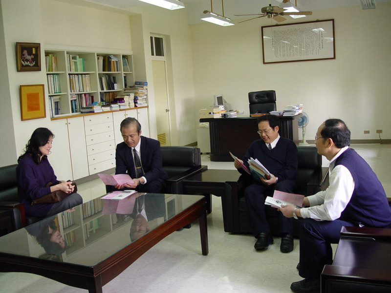    理事長向校長介紹春的饗宴活動及討論未來合作事項