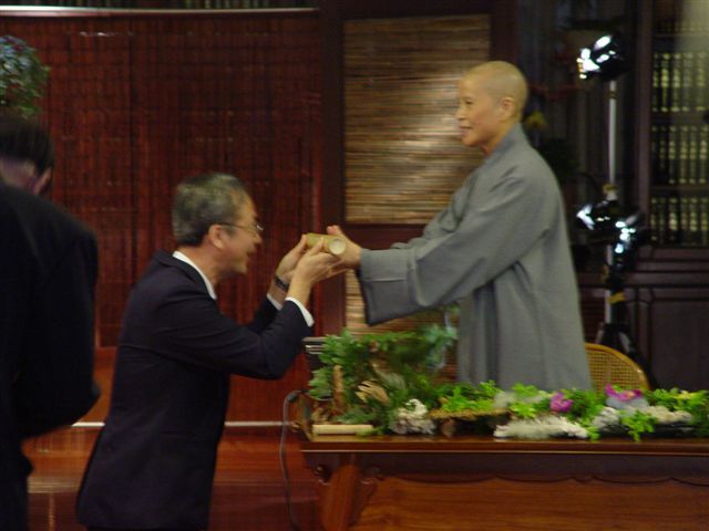 洪校長象徵性獻上愛心竹筒