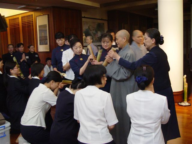 同仁們虔誠又恭敬的獻上愛心竹筒
