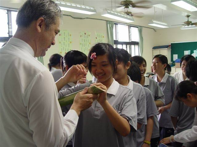 同學歡喜來結緣