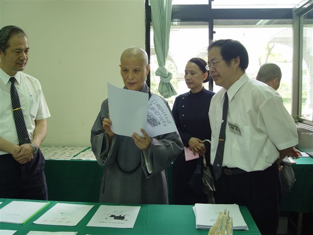 教務長向  上人介紹教育成果展內容