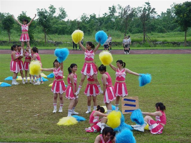 服裝鮮豔隊形展現活力的啦啦隊