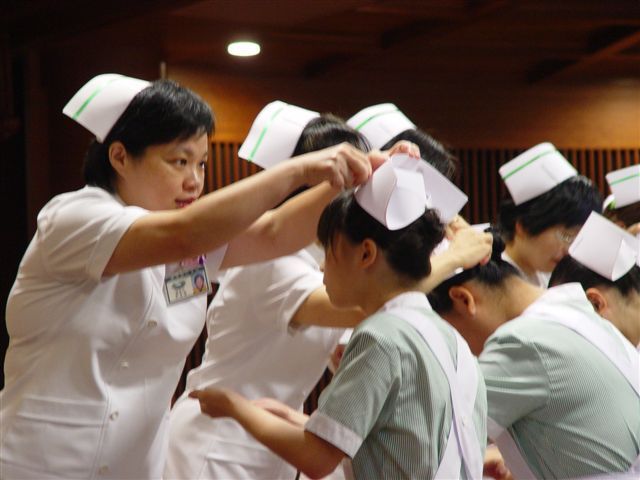 護理系老師為同學一一加冠