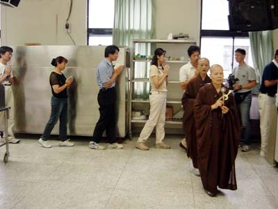 精舍師父引領大體老師家屬禮佛誦經