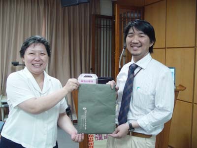 郭德貞老師致贈紀念品給張主任