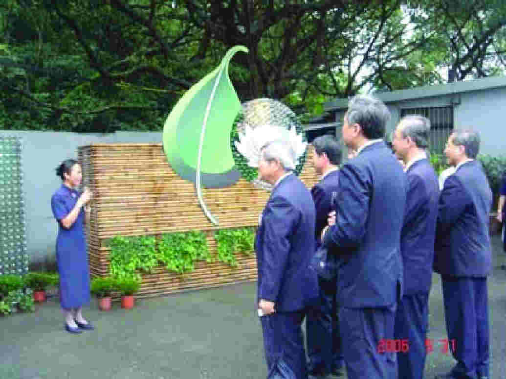 莊嚴的師姑為主管們講解慈濟四十週年慶標誌的含意