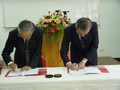 洪校長與典獄長簽訂合作協議書