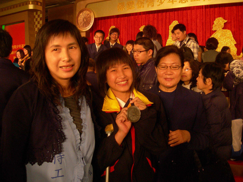 資訊工程系張櫻馨同學榮獲全國傑出青少年志工獎